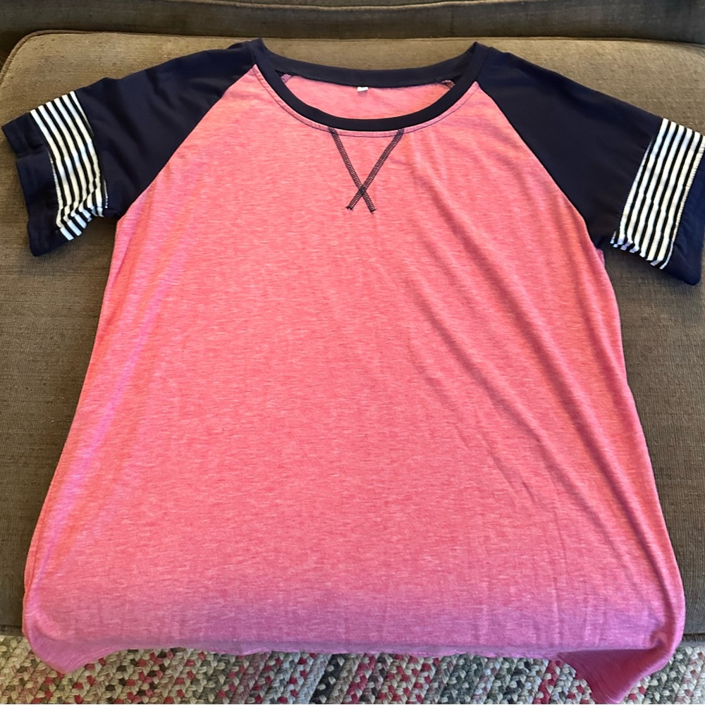 Women’s short sleeve shirt.